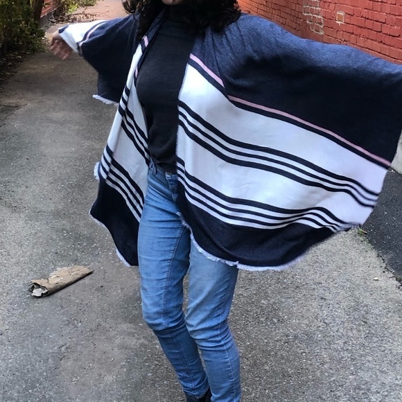 Poncho Wrap Scarf in blue and white - Picture 12 of 13